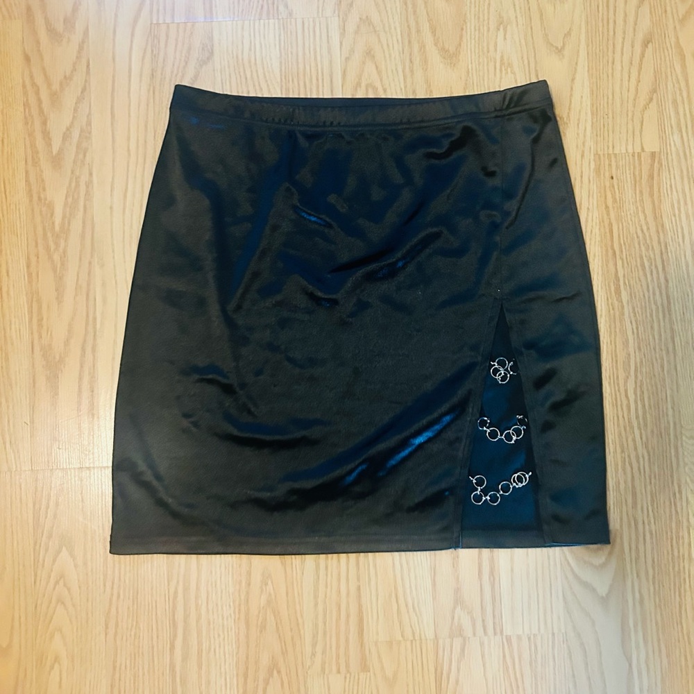 Elegant Black Skirt with Chain Detail Sz M/L